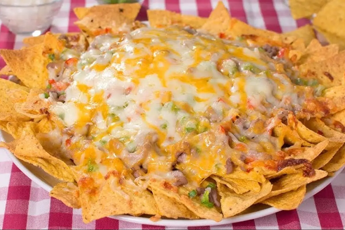 Así puedes preparar los nachos con carne y queso cheddar más irresistibles en solo minutos