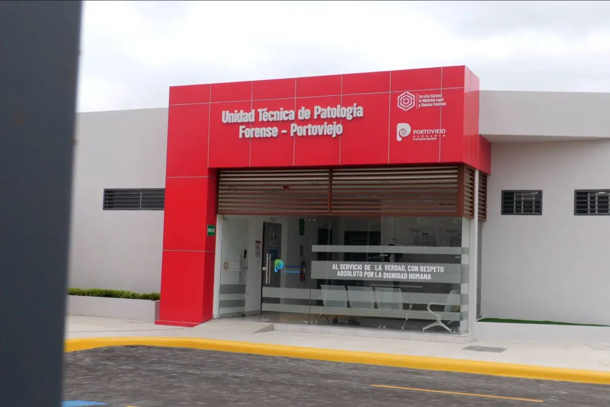 Portoviejo abre las puertas de su Centro Forense y recibe un carro isotérmico cero kilómetros