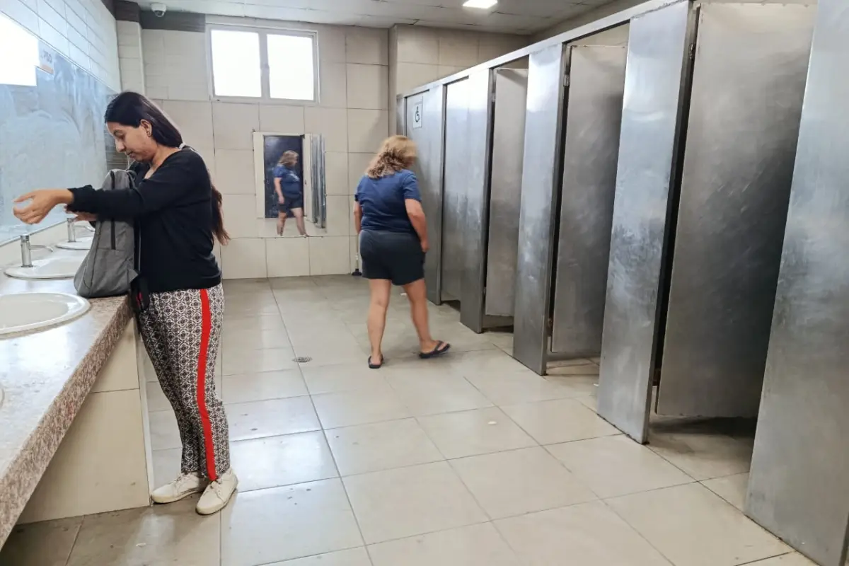 local 1 baños terminal terrestre, Usuarios aseguran que los baños de la terminal reflejan negligencia en medio de crisis institucional. 