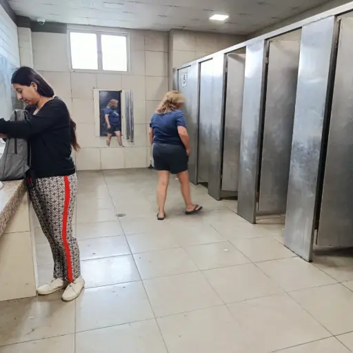 Insalubridad en la Terminal Terrestre de Manta: Ciudadanos indignados por baños sin agua y llenos de excrementos