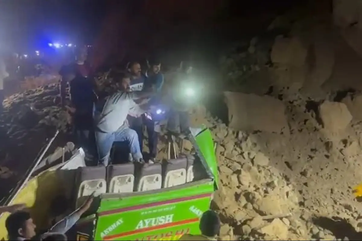 Tragedia en India: un autobús queda sepultado por un derrumbe y deja al menos 18 muertos