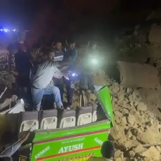 Al menos 18 muertos tras derrumbe de una colina sobre autobús en Bilaspur, India