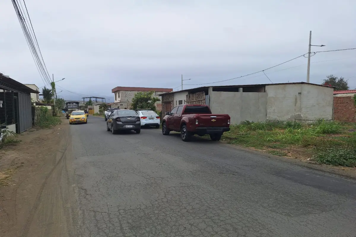 Sicarios asesinan a un hombre mientras caminaba por las calles de Portoviejo, Agentes policiales arribaron a la escena del crimen. 