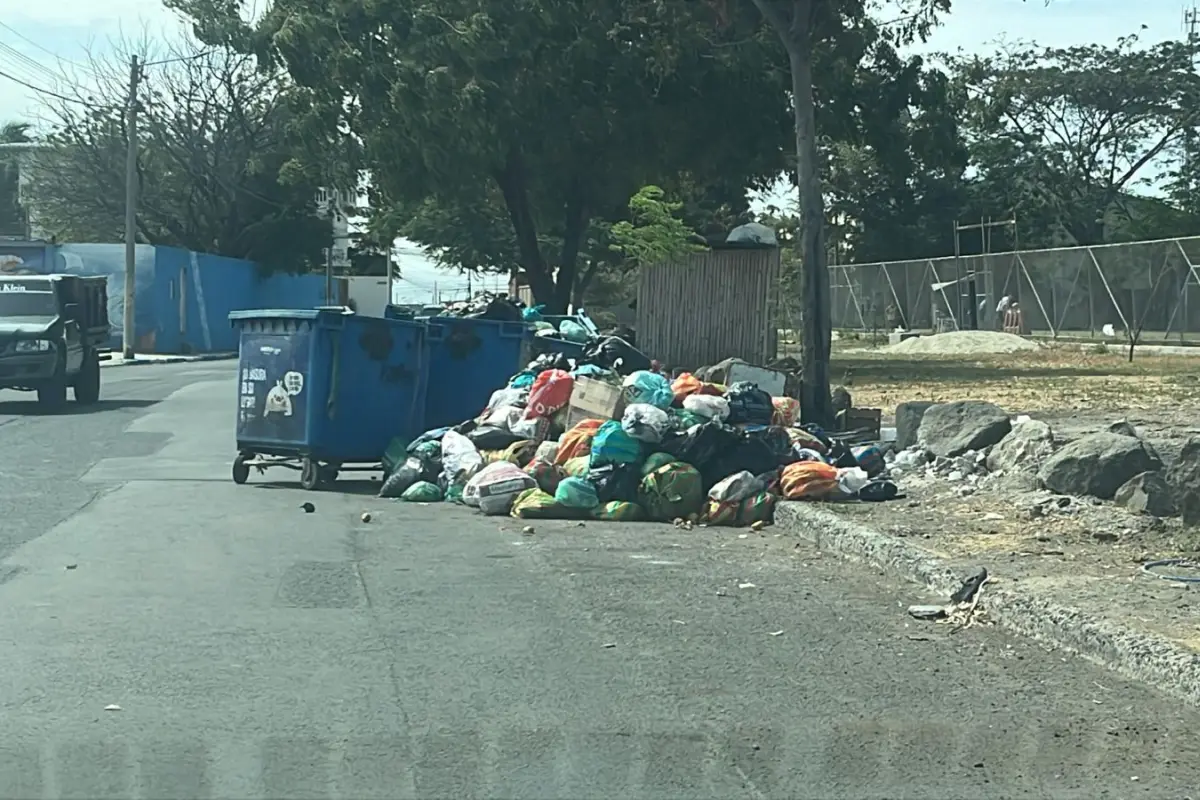 local 1 principal basura, Basura acumulada frente a la Casa de la Mujer, espacio del Municipio de Manta, en la ciudadela La Pradera. (foto tomada la tarde del 1 de octubre del 2025)