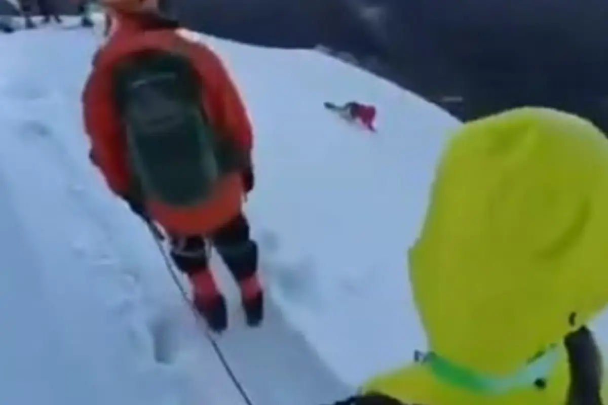 El vídeo viral del trágico accidente de un alpinista en China