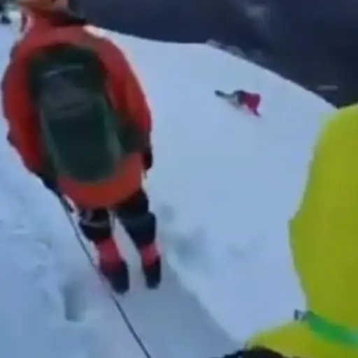 Alpinista se quitó el arnés para tomarse una selfi y murió al caer al vacío tras perder el equilibrio