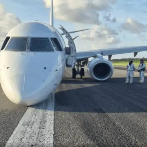 Un avión toca tierra sin el tren de aterrizaje delantero: ¿hubo heridos?