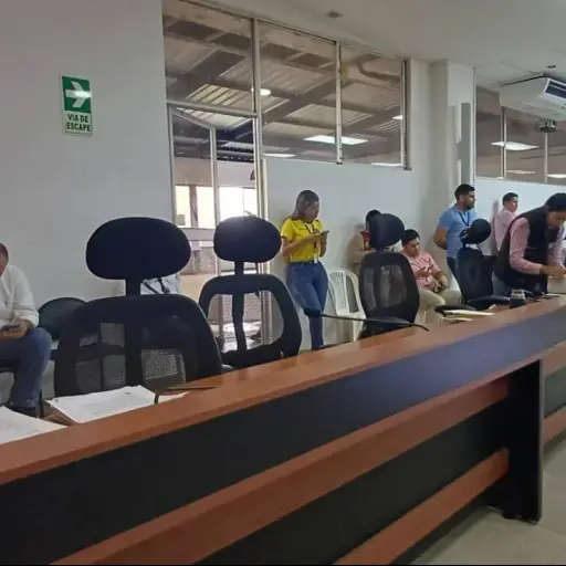 Concejal de Santo Domingo sigue ausente tras dictarse prisión preventiva por tentativa de asesinato