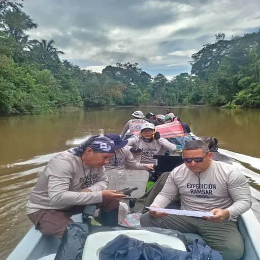 Descubre cómo Ecuador protege a los delfines de río con una expedición inédita