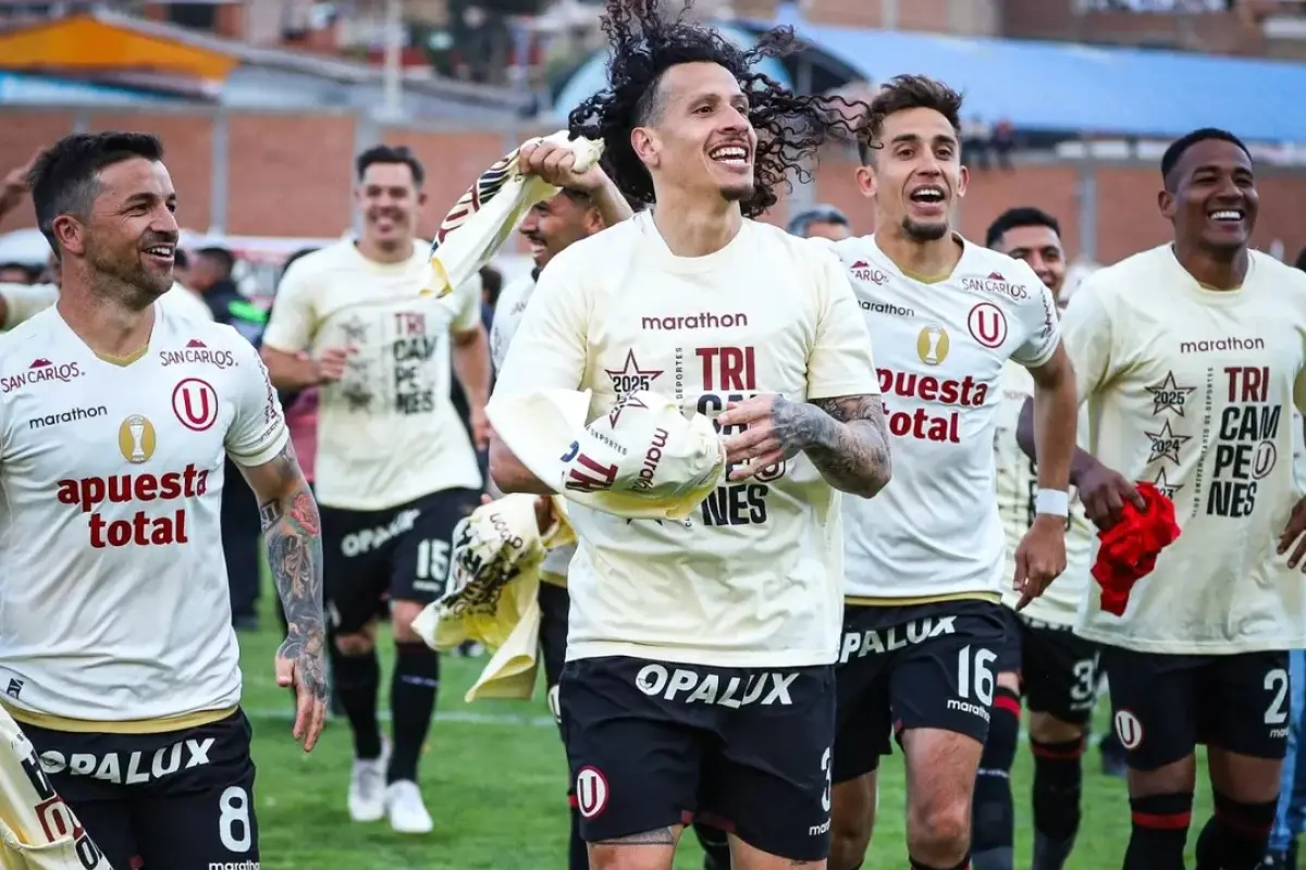 Ecuatorianos Jairo Vélez y José Carabalí celebran tricampeonato con Universitario en Clausura 2025.