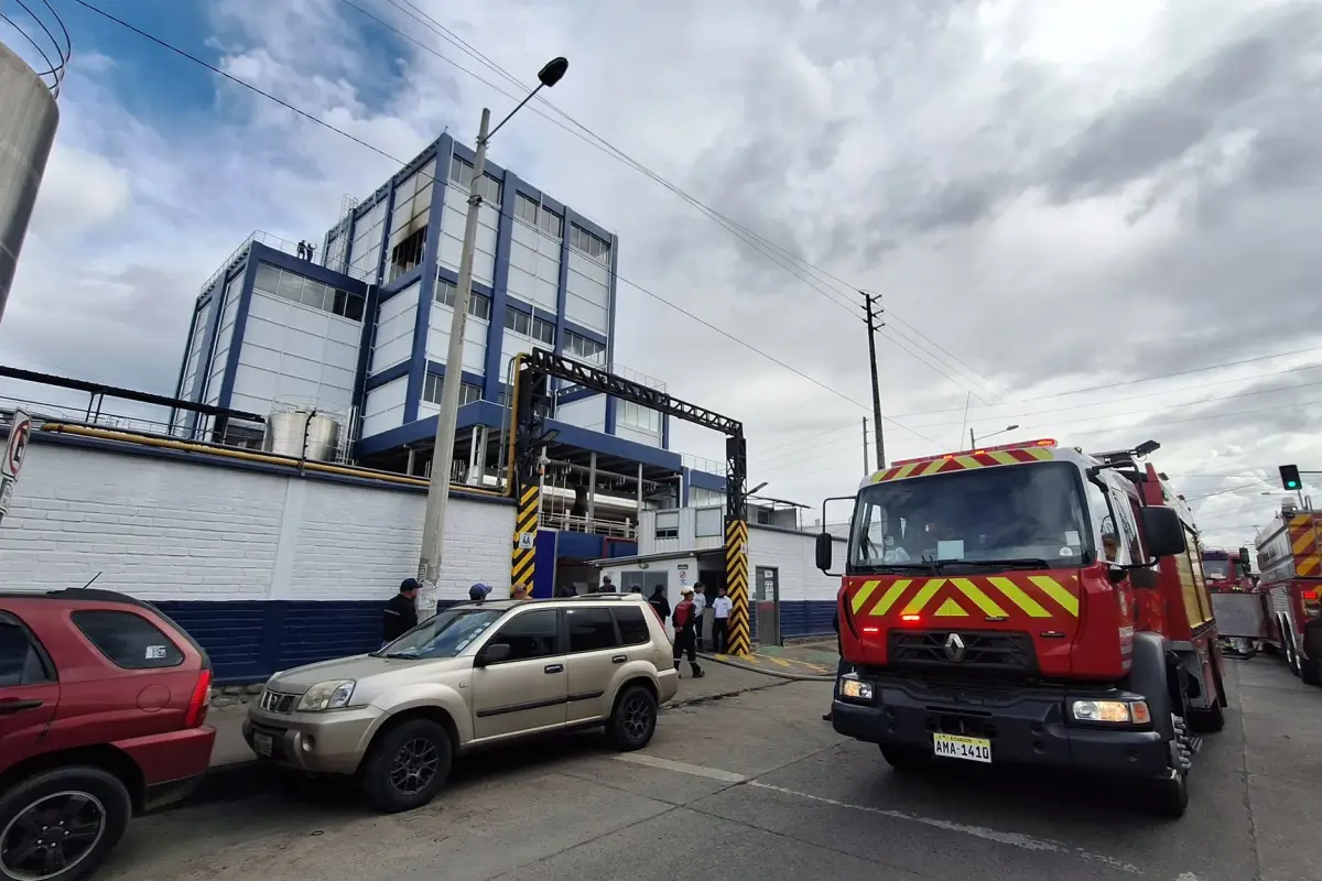 Incendio alarmó al Parque Industrial de Cuenca: Bomberos lograron controlarlo a tiempo