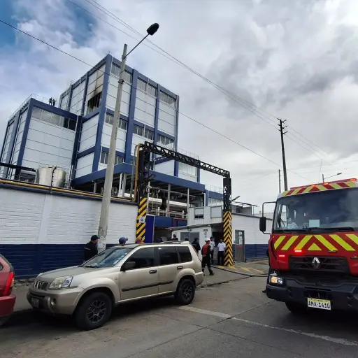 Bomberos controlan incendio en la empresa láctea, en el Parque Industrial de Cuenca