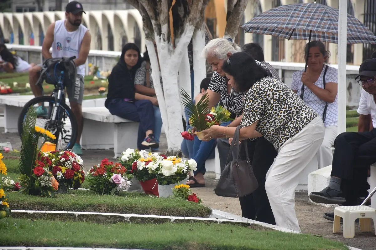 Así se alista el cementerio de Santo Domingo para recibir a miles de visitantes en el feriado
