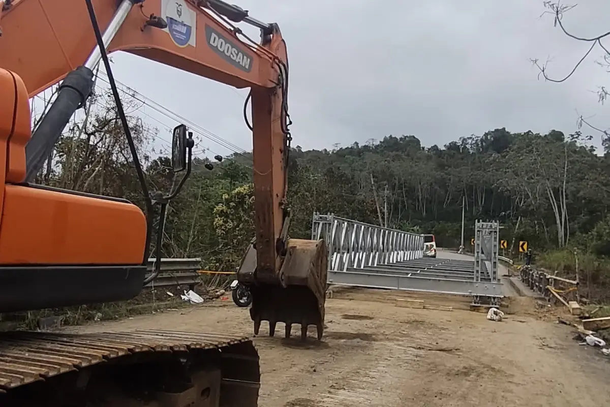 Montaje e instalación del puente Bailey de 30 metros sobre el río Mollopongo. (Ministerio de Infraestructura y Transporte vía X)