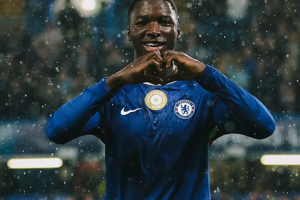 Moisés Caicedo marca su primer gol en Champions League.