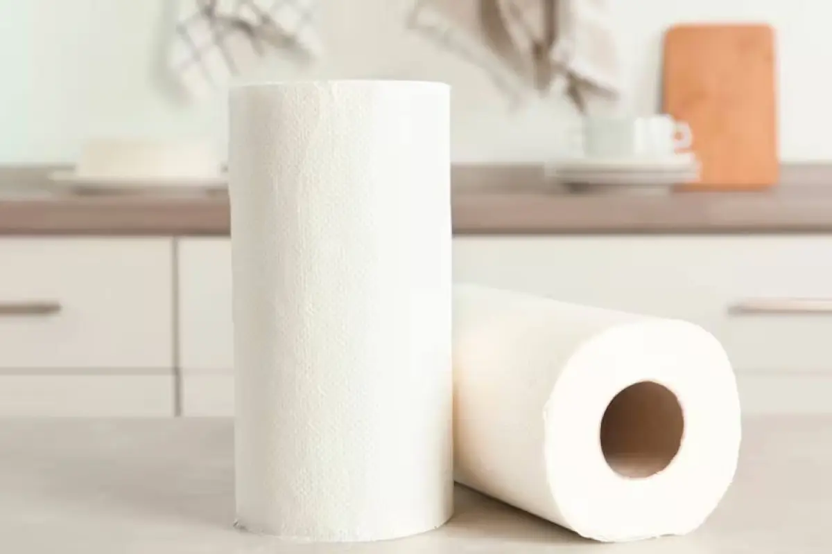 ¿Usas papel de cocina para todo? Este error podría estar dañando tus superficies