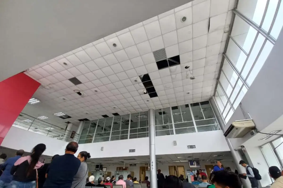 local 1 registro, El techo del Registro Civil en Manta está deteriorado.
