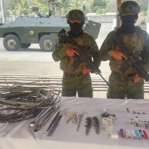 Decomisan objetos prohibidos durante operativo militar en cárcel El Rodeo