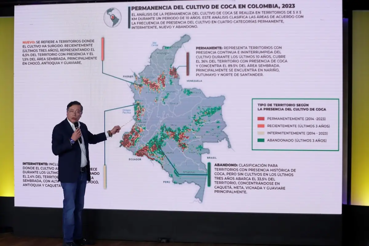 El presidente colombiano rechazó el despliegue militar que lanzó su par estadounidense desde agosto en aguas internacionales.