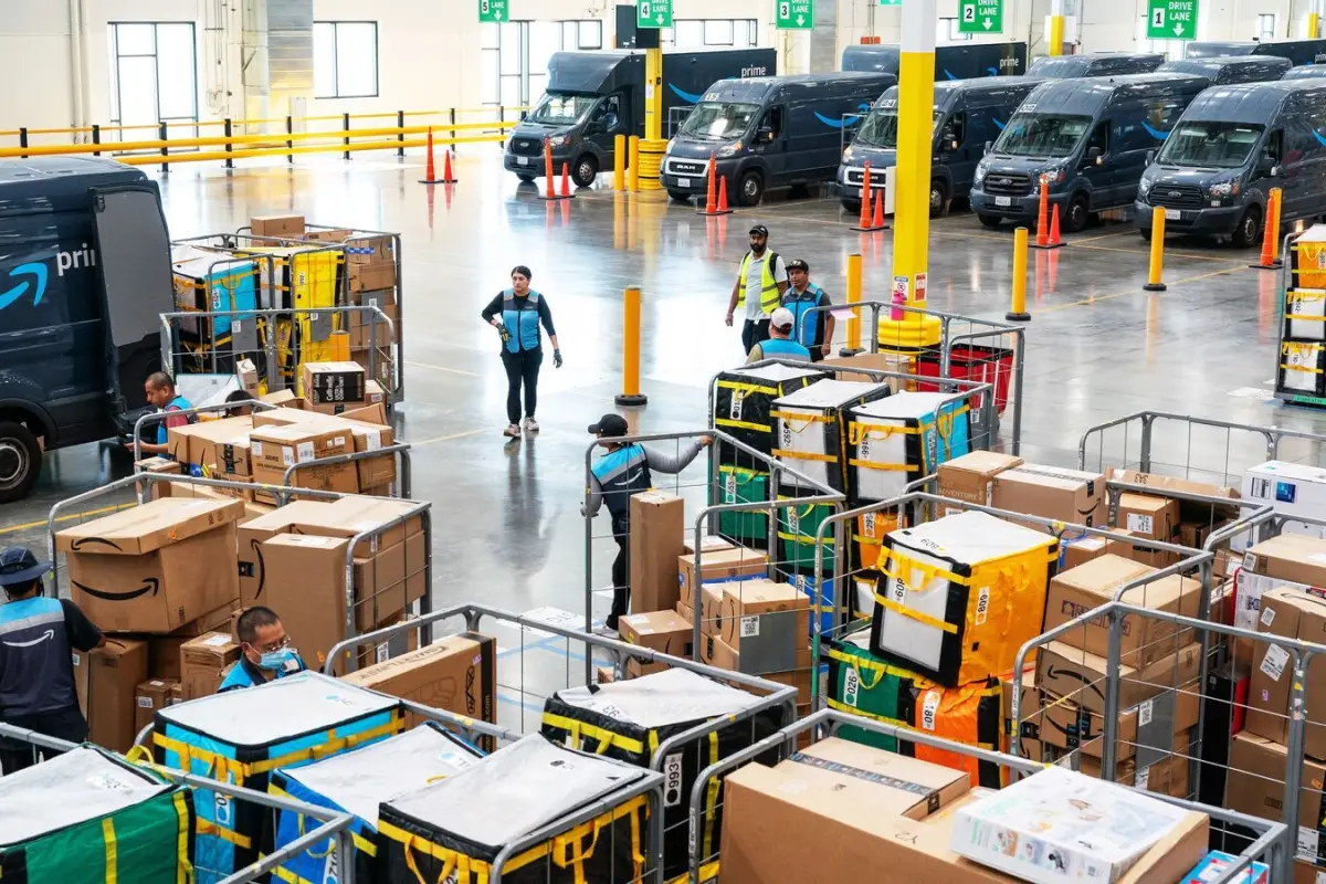 Amazon suele contratar para una variedad de cargos en sus centros logísticos y de distribución, especialmente en temporada alta.