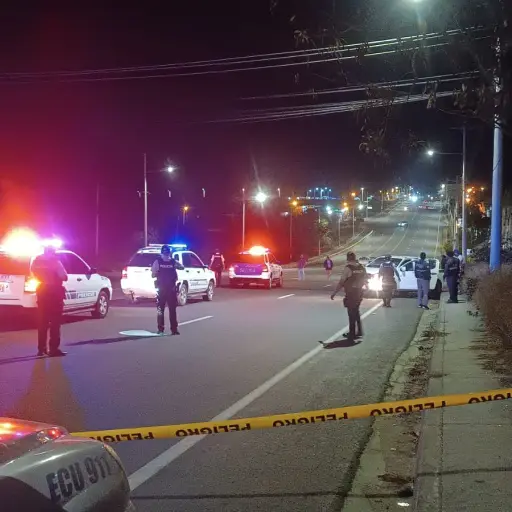 Sicarios disparan cerca 50 veces contra camioneta en Manta y asesinaron a su conductor