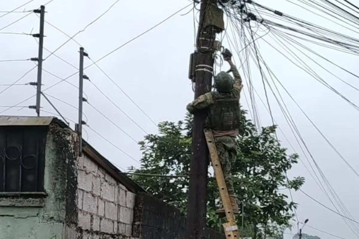 ECU 911 retira cámaras presuntamente irregulares instaladas en espacios públicos de Santo Domingo