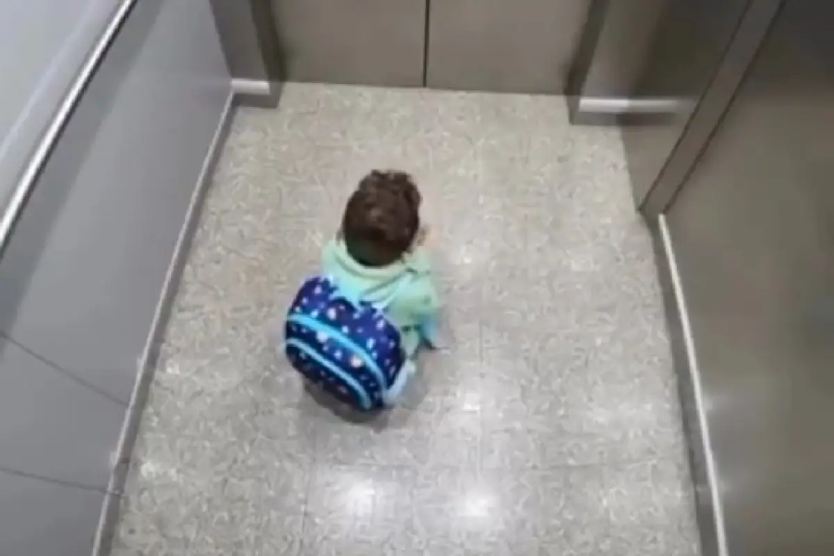 Un niño de aproximadamente seis años quedó atrapado solo en un ascensor residencial durante ocho minutos.