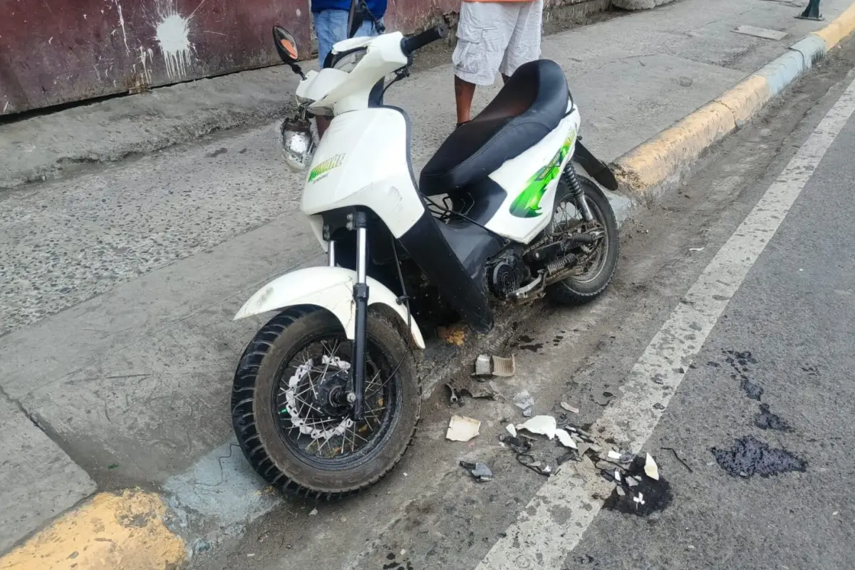 La motocicleta que conducía Jorge Carrillo quedó destruida producto del impacto con la volqueta.
