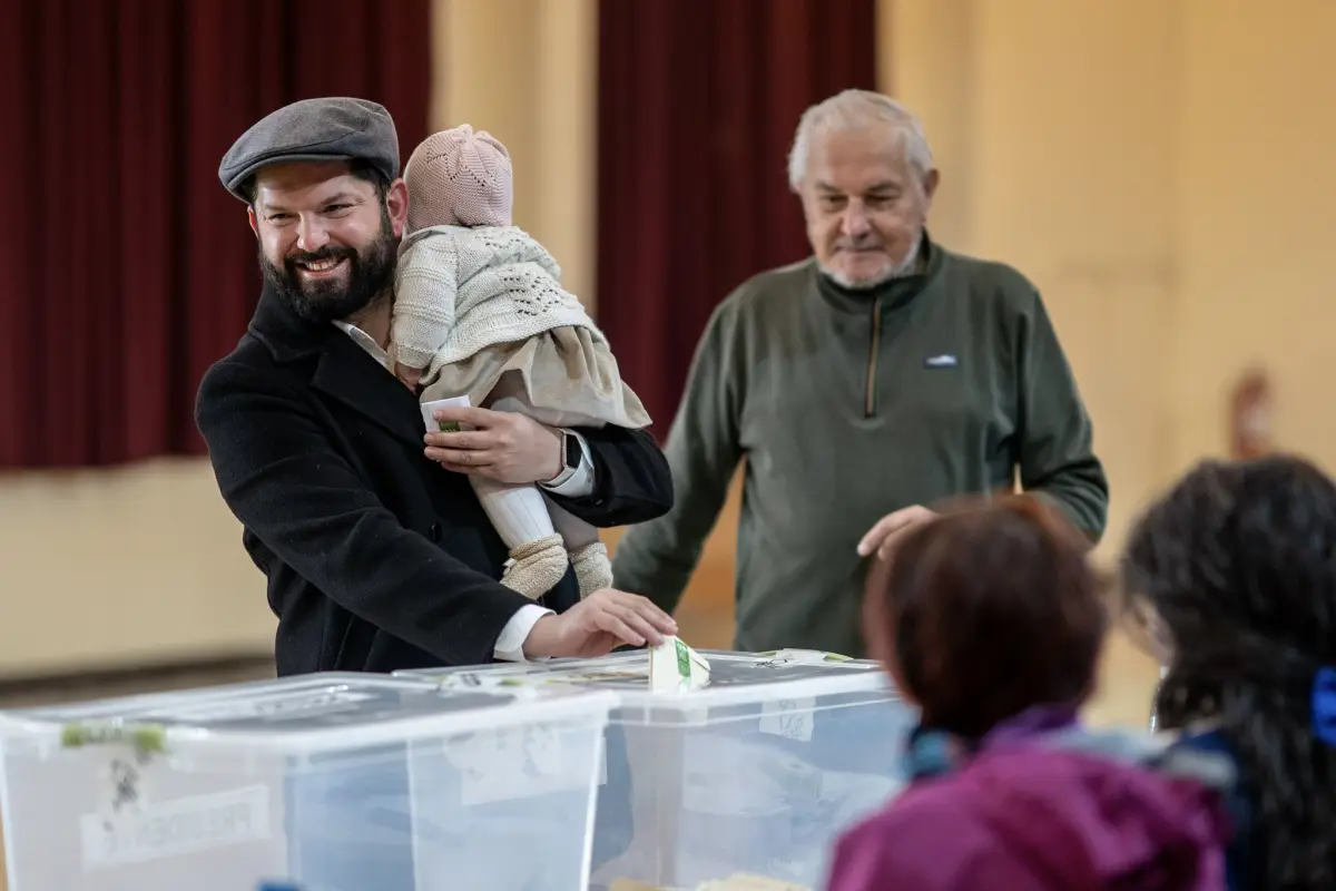 Chile también vive una jornada democrática Abren los recintos electorales para la presidenciales y parlamentarias, El presidente chileno Gabriel Boric ejerció su voto muy temprano en la mañana. 