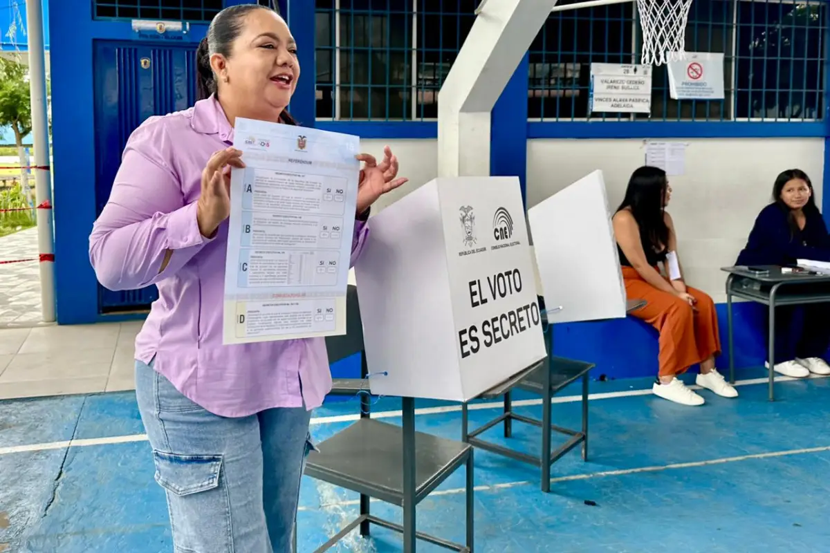 La Gobernadora de Manabí, Aurora Valle, votó en Santa Ana y recorrió recintos para verificar el normal desarrollo de la jornada
