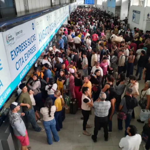 Terminal terrestre de Santo Domingo colapsa por alta demanda de viajeros tras jornada electoral