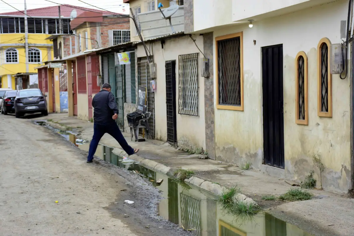 LAS ORQUÍDEAS- REBOSE DE AGUA- CALLE LOS MANDARINAS (2), El agua servida se acumula en la calle Los Mandarinas.