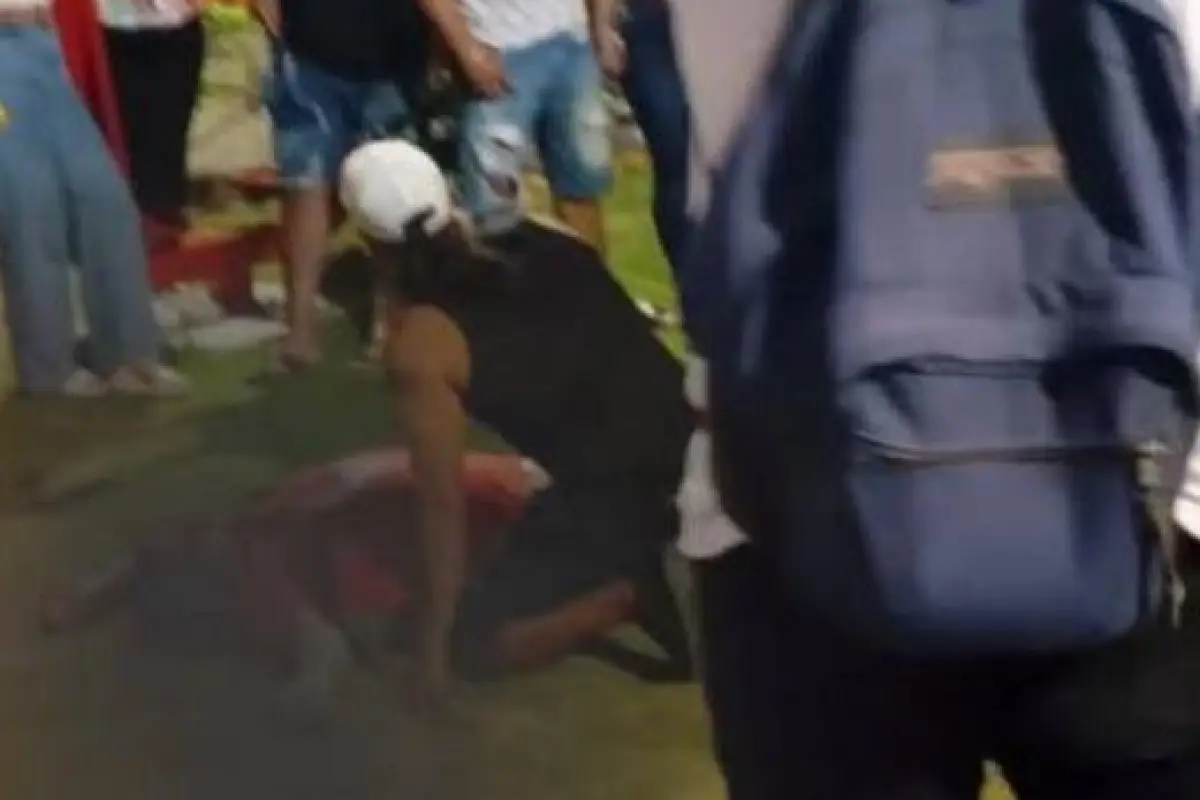 Familiares llegaron a la escena del crimen. (Fotografía: redes sociales)