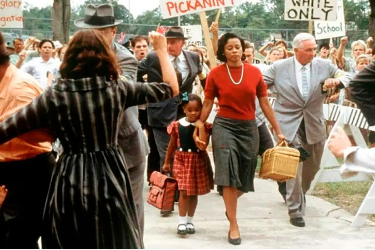 Agentes de Alguaciles custodian a Ruby Bridges en primer día de clases en escuela segregada.