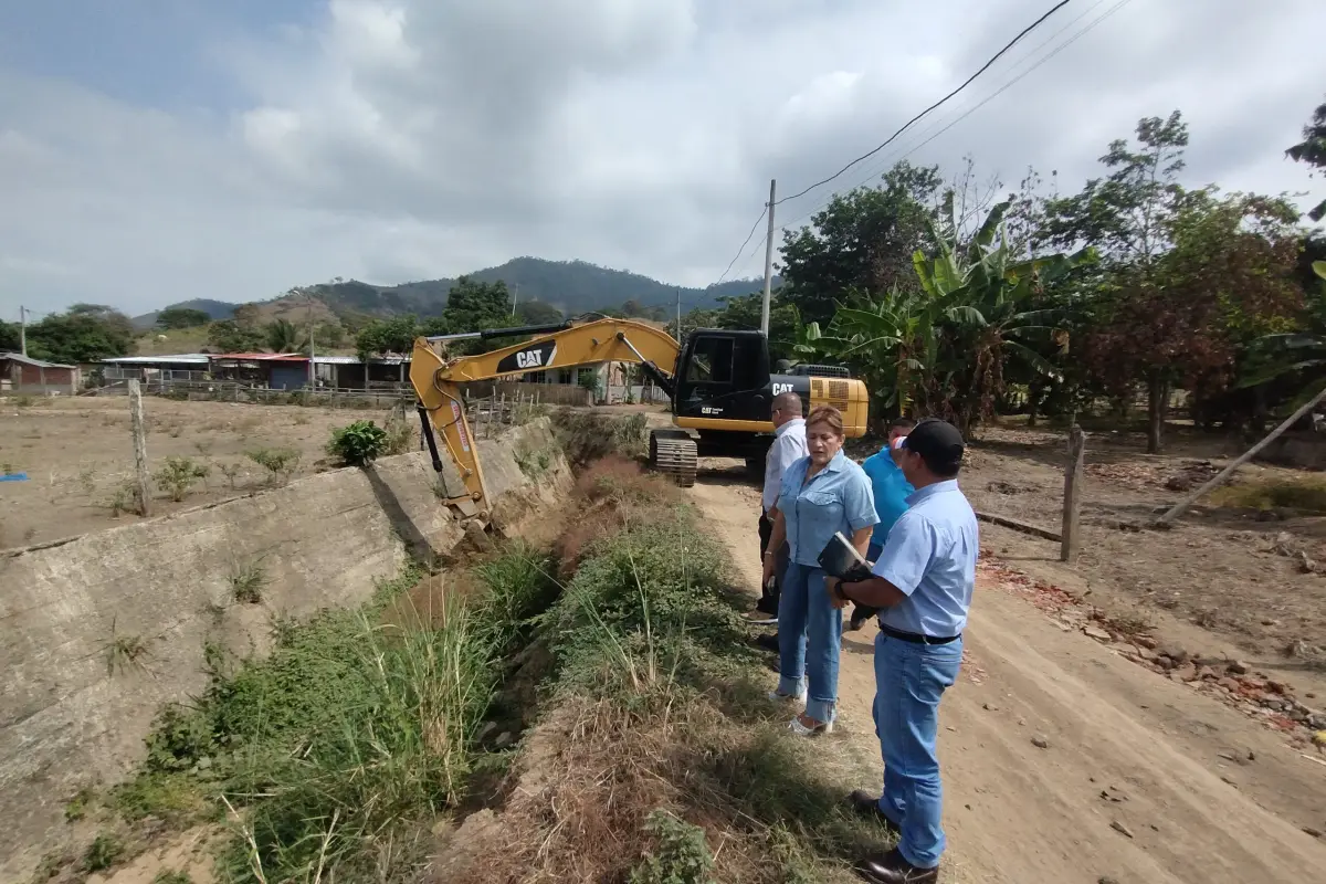 Amalia Menéndez, vicealcaldesa del cantón, recorrió con personal de la Prefectura la zona a intervenir.