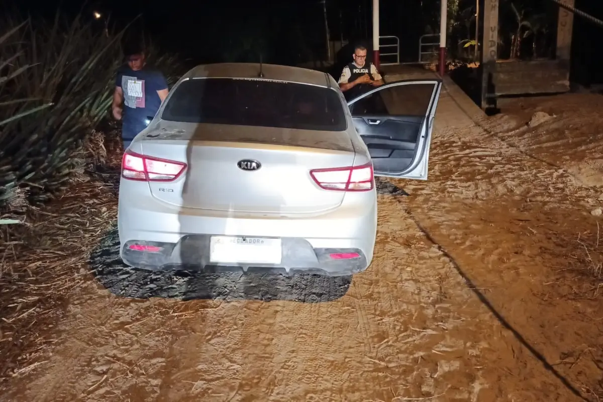 El carro fue abandonado durante la persecución en una vía de tercer orden.