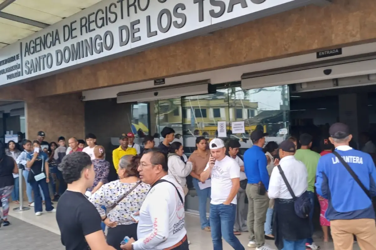 Largas filas en el Registro Civil de Santo Domingo ante proximidad del referéndum y consulta popular