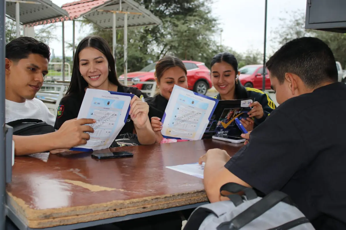 Miles de jóvenes ecuatorianos votarán por primera vez en el referéndum y consulta popular 2025.