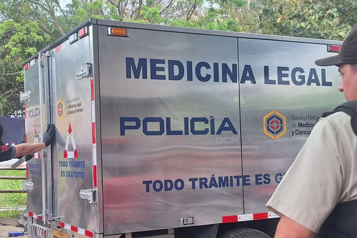 El cuerpo fue trasladado para la práctica de la autopsia que determinará la causa exacta y hora de la muerte. (Fotografía referencial)