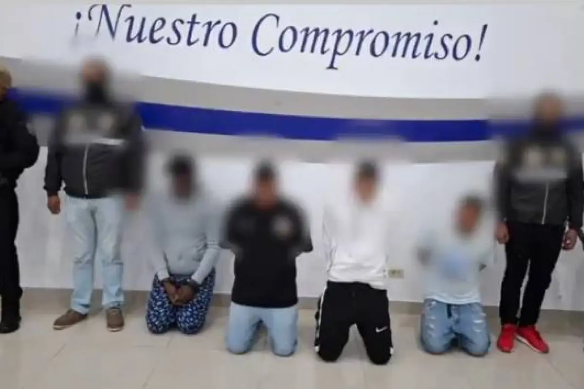 Los detenidos durante la intervención policial (Captura de pantalla @PoliciaEcuador en X)