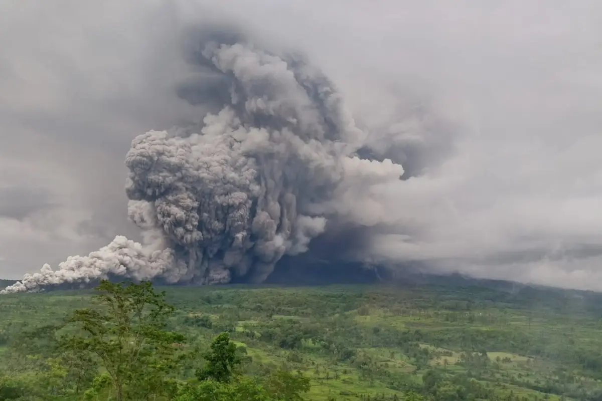 Autoridades de Indonesia elevan al máximo el nivel de alerta tras la erupción del volcán Semeru, La erupción del volcán se dio cerca del mediodía de este miércoles, tiempo de Indonesia. 