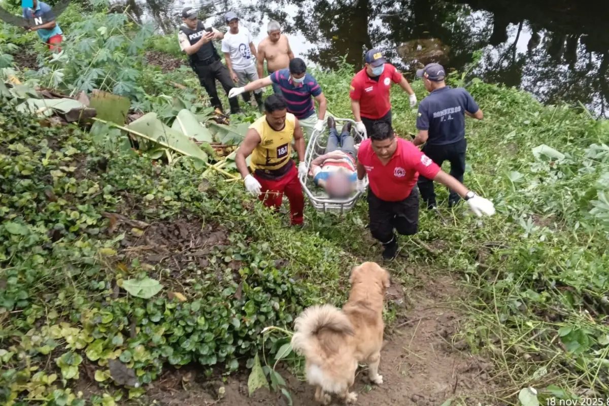 El cuerpo fue rescatado del agua para ser trasladado al centro forense de Portoviejo.