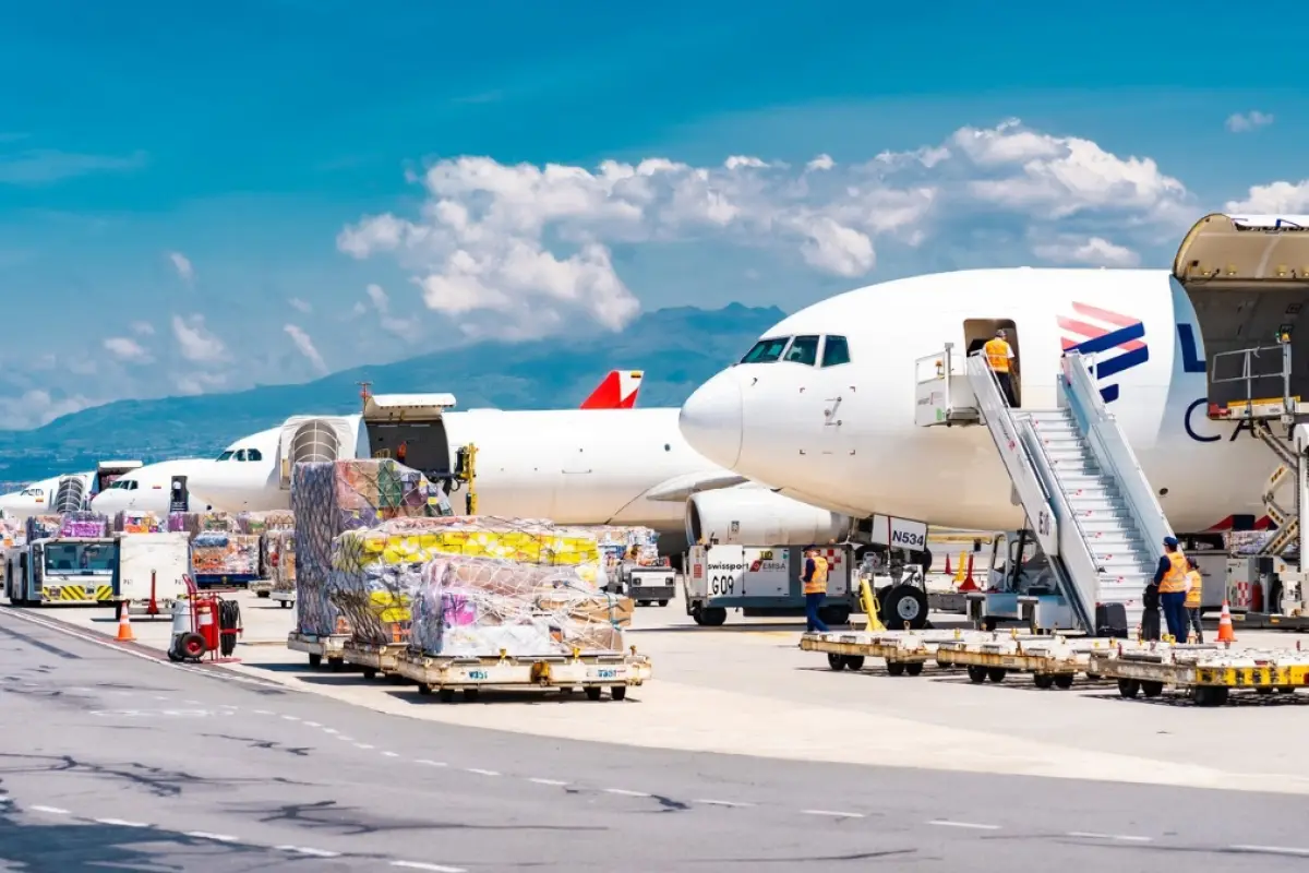 Las exportaciones de Ecuador rompen récord con más de 18 mil 521 millones de dólares con los productos no petroleros. (Aeropuerto de Quito)