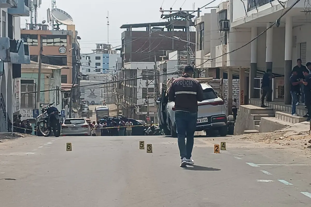 Un ataque armado en pleno centro de Manta dejó a una mujer muerta y a un abogado gravemente herido.
