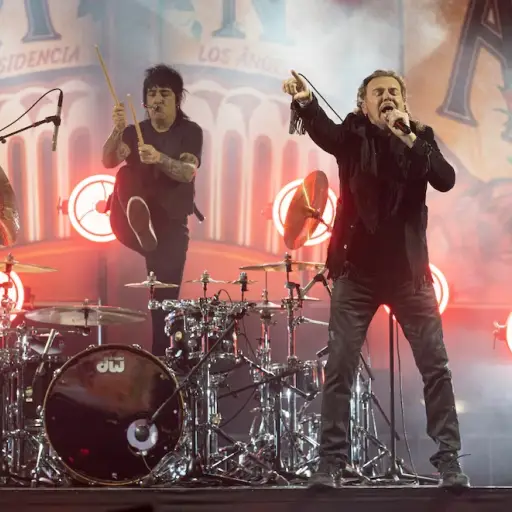 Álex González, baterista de Maná, cae durante concierto y sigue tocando como si nada