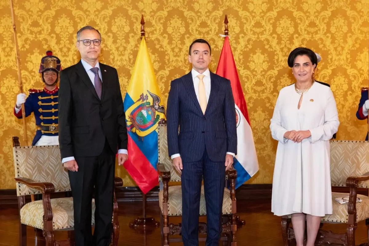 El presidente Daniel Noboa (c) junto a la canciller Gabriela Sommerfeld. FOTO: @CancilleriaEc.