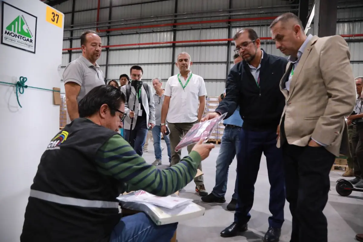 CNE acredita a más de 825 observadores para referéndum y consulta popular del 16 de noviembre. FOTO: @cnegobec.