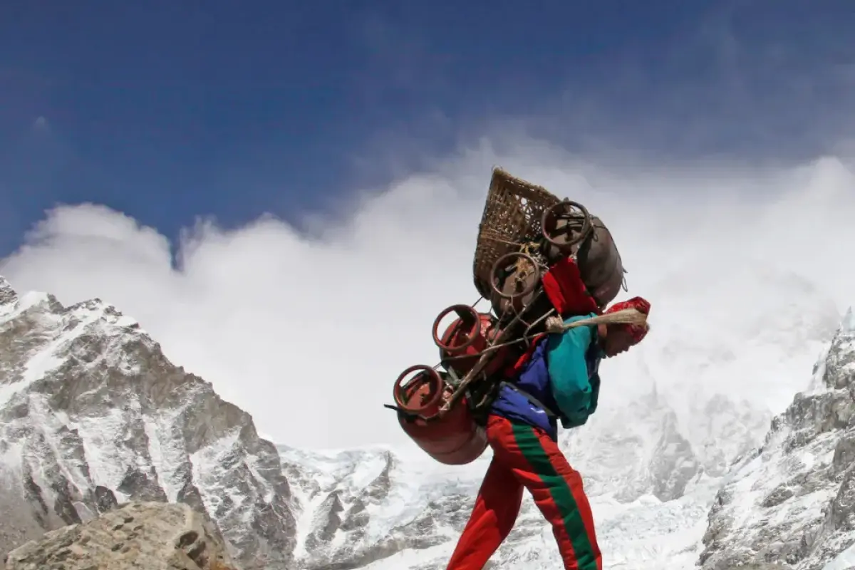 Los sherpas nepalíes son quienes se ocupan de llevar los bultos más pesados durante el ascenso al Everest.