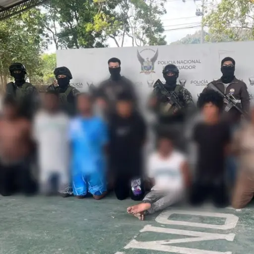 Esmeraldas: Dos menores de edad y nueve sujetos más fueron detenidos tras operativo en un hostal