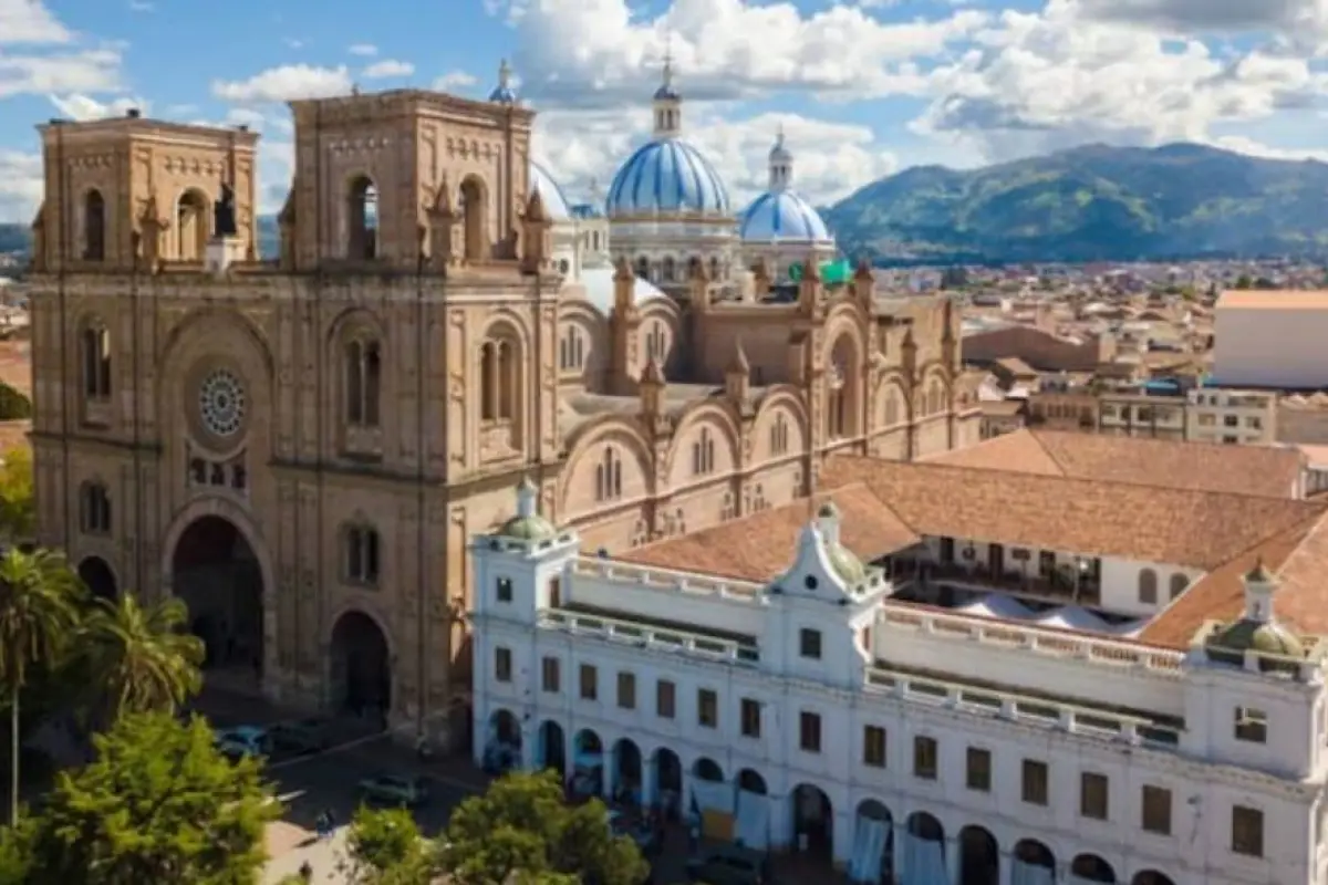 Cuenca celebra sus 205 años de Independencia convertida en un ícono turístico de Ecuador,  En el corazón de Cuenca está el imponente Centro Histórico con la catedral de la Inmaculada Concepción.